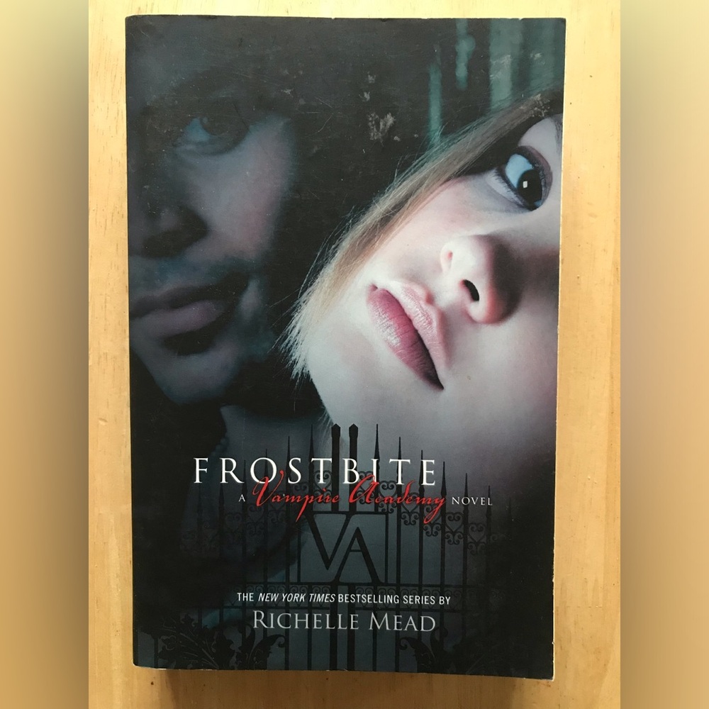 🖤5 for $20- Frostbite A Vampire Academy Novel by Richelle Mead 2008 Paperback